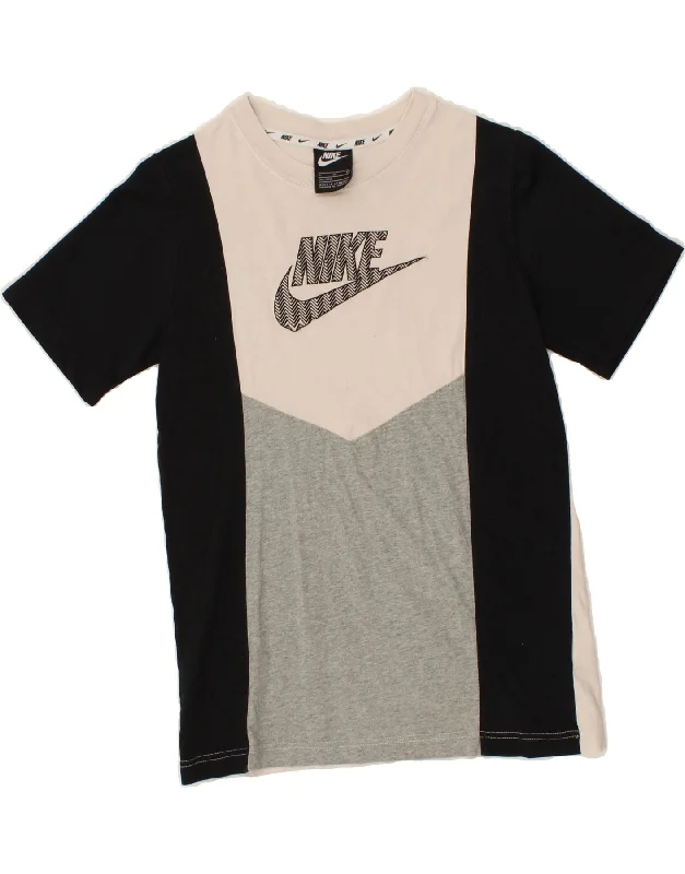 Elegant Outline NIKE Boys Graphic T-Shirt Top 13-14 Years XL Grey Colourblock Polyester